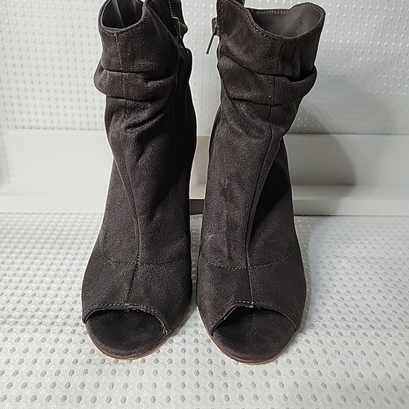Indigo Rd Peep Toe Booties Gray Suede 3.75" High Block Heel Womens  9.5M Shoes - Picture 6 of 9